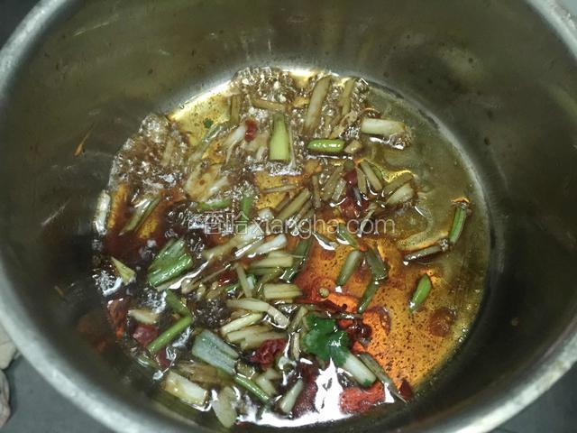 倒入蒸鱼豉油。