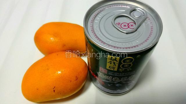 准备食材，将芒果洗净。