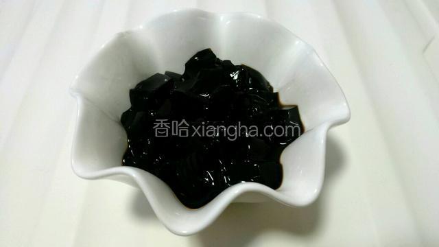 用勺子在碗内把龟苓膏切成切匀小块。
