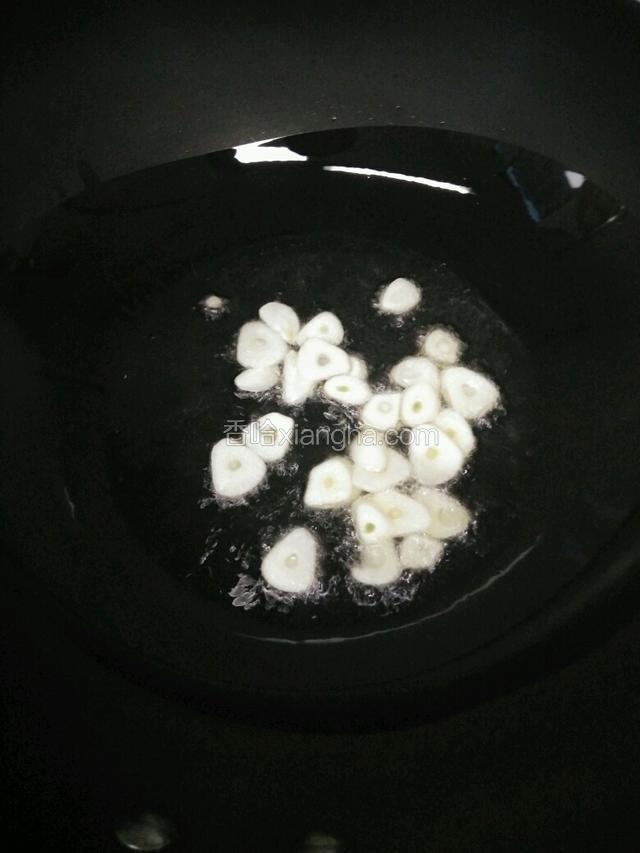油锅烧热倒油，放入蒜片炒香