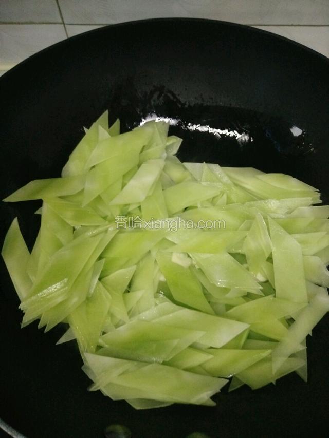 倒入莴笋，翻炒几下