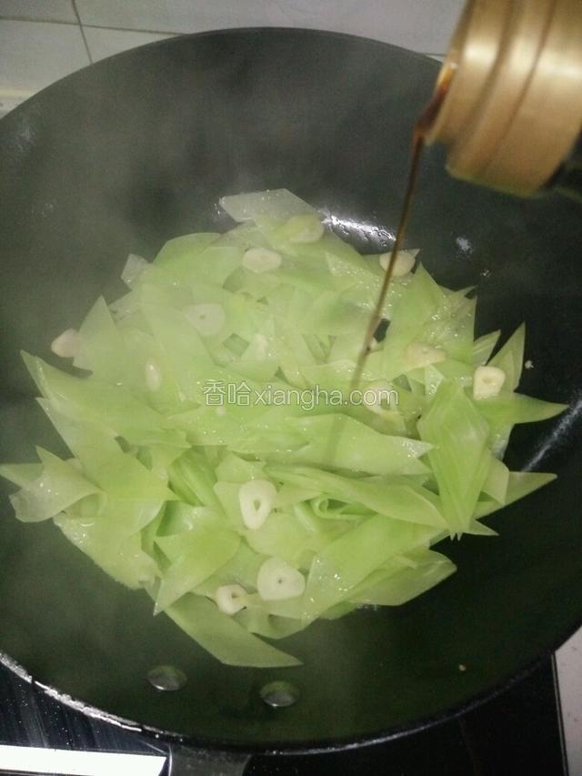 炒软后倒入少量的生抽