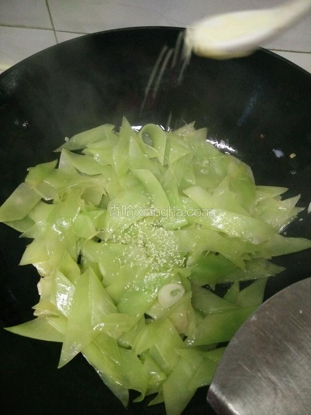 炒熟后关火倒入鸡精翻炒几下出锅即可