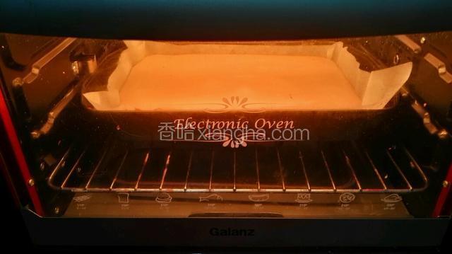 用摸刀摸平后，震出气泡，放入烤箱130度烤30分钟（烤箱温度按自家烤箱温度而定，我家烤箱不需要预热）