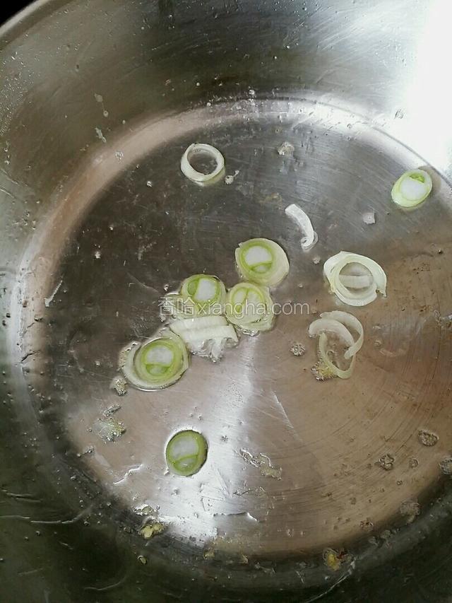 锅中放入葱花