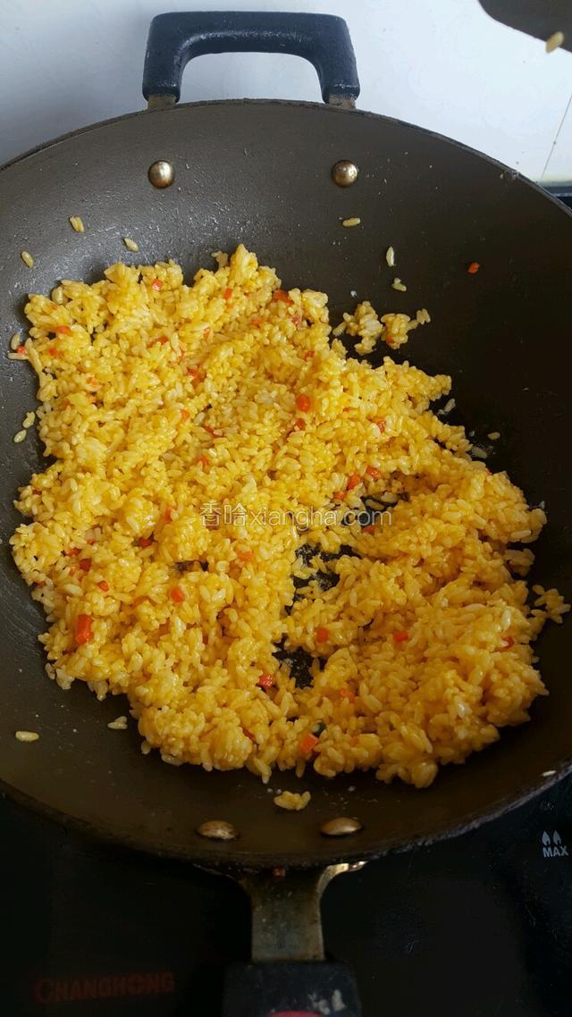 从新放油，放入胡萝卜丁和蛋黄饭进行翻炒，加入适量盐