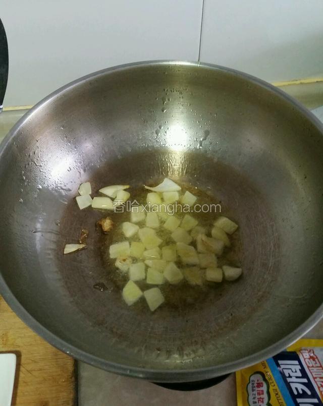 锅内烧热油，下洋葱爆香。
