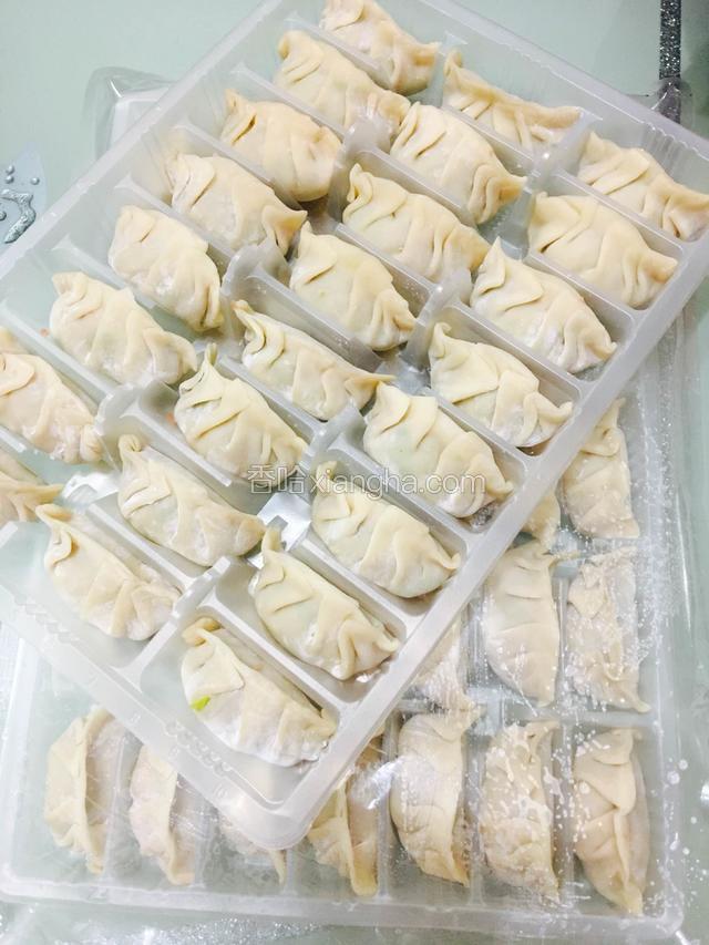 包好的饺子用封密袋封好放入冷冻，早餐想吃马上就可以开煮。