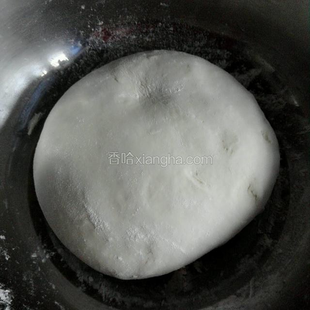 面粉加适量温水和成光滑的面团，醒20分钟再用