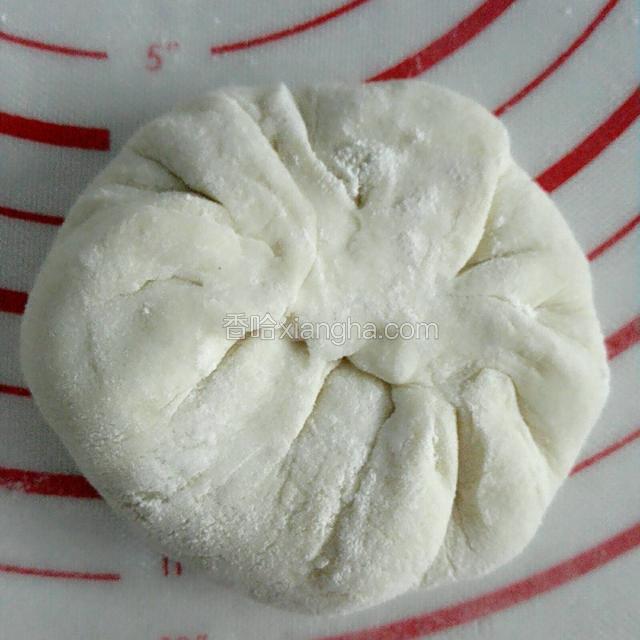 像做包子一样，转圈捏紧收口