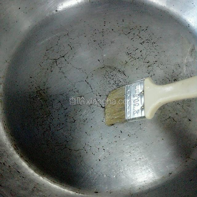 饼铛刷一层薄薄的油，预热一会儿