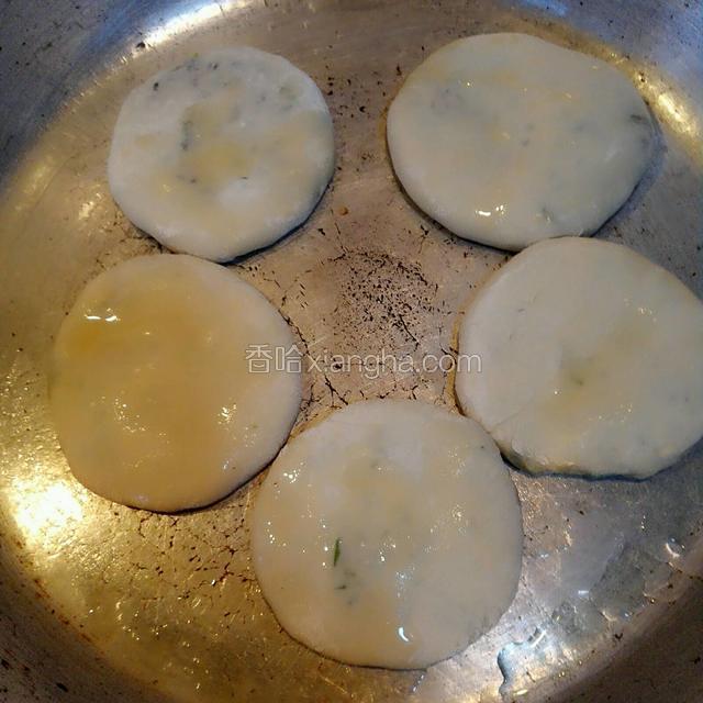 馅盒子鼓起来以后，撒上一点点油