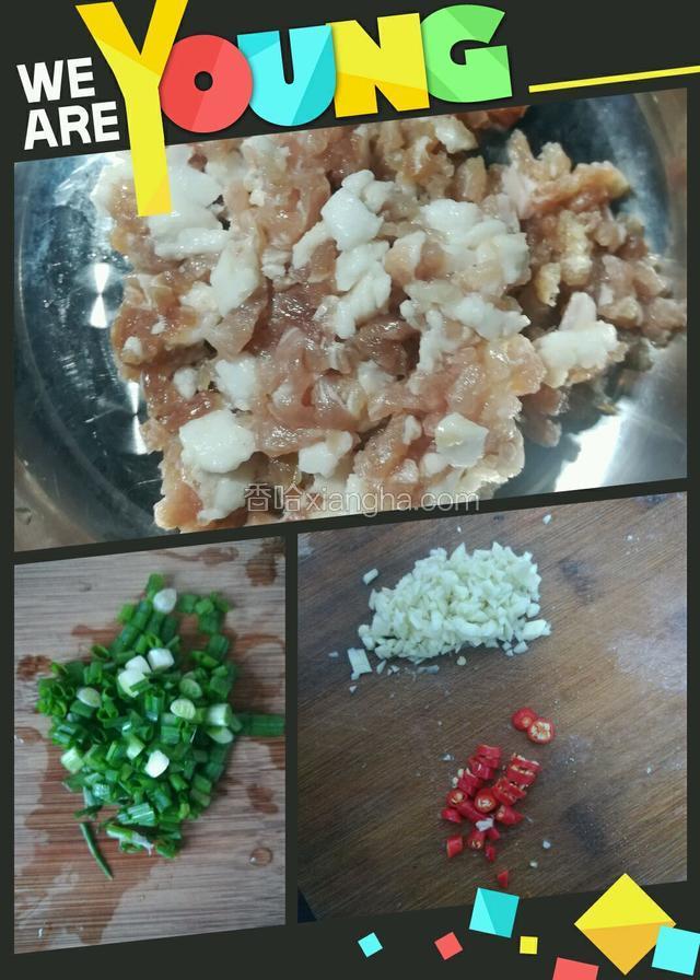 肉切小丁，蒜子，小米辣切碎，切葱花。