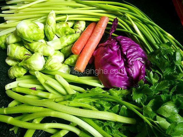 准备食材，蒜薹，鱼儿菜，芹菜杆，紫菜，胡萝卜【随着季节的变化，这个季节只有这些菜可以选择，通常泡菜都是用的红皮萝卜，嫩姜，嫩蒜，蒜薹，豇豆，青辣椒，苦瓜等之类的菜，如白菜，黄瓜，包菜之类的菜建议不要泡，会影响泡菜的质量】