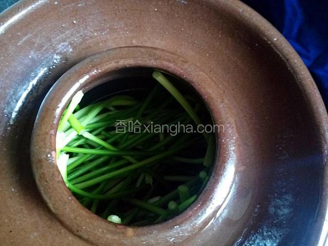 把晾干水的蒜薹放在坛子底部，容易泡熟，