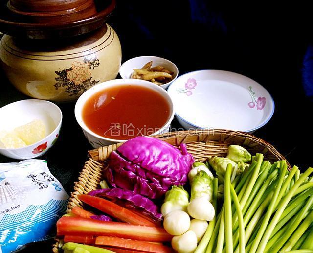 用一个土坛子洗净，擦干里面的水，【泡菜用土坛子泡的菜味道格外好吃，而且里面的盐水可以一直泡很多年的菜，不过需要保存好才行哦，用透明的那种坛子泡菜就没有土坛子泡菜那样的效果好】把所有的食材洗净，切好，在晾干水分，一定不要有生水，冰糖要那种老冰糖，带黄色的那种，凉白开一定要凉冷，泡菜母水必须要，【泡菜母水也就泡菜水】如果没有可以放一代小米椒水代替，或自己放蒜，姜，花椒，辣椒，自己调味，