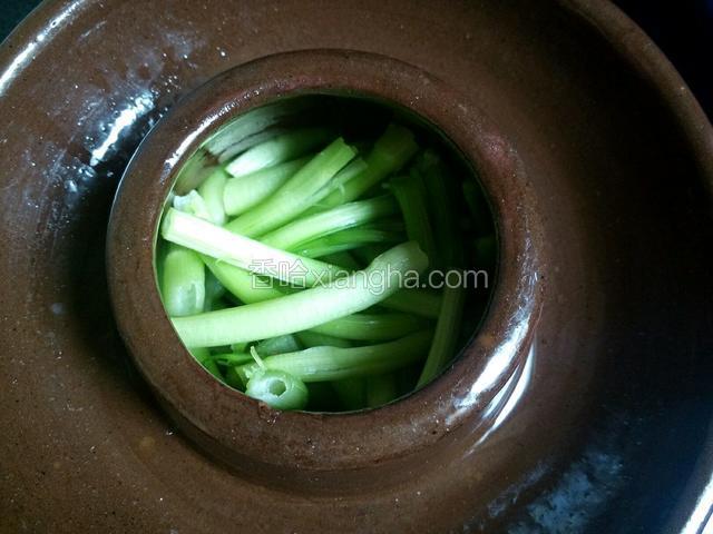 在放芹菜杆