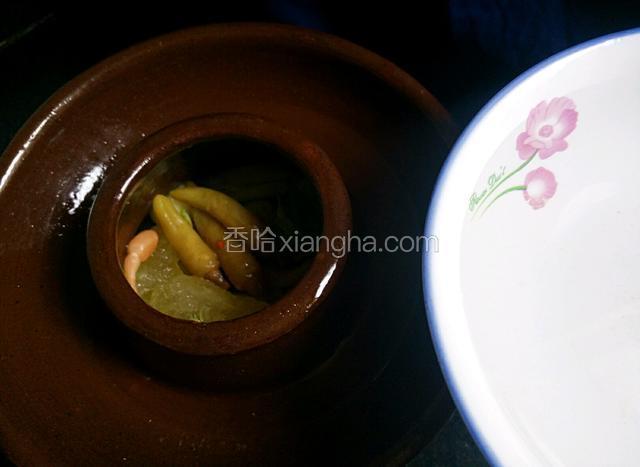 在倒入凉白开，，这个自己定义，必须要把坛子里面的菜腌盖