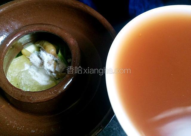 在倒入泡菜母水