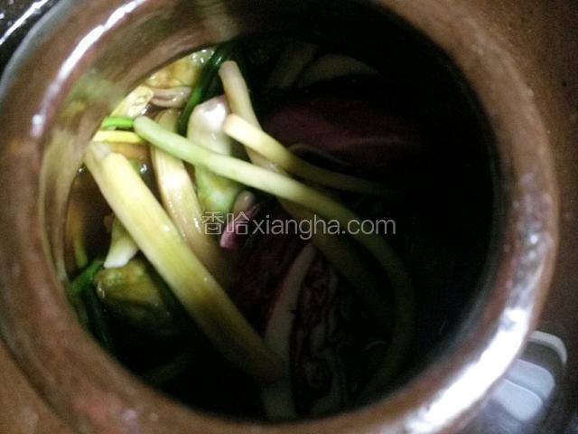 三天后，打开盖，里面的菜泡好了