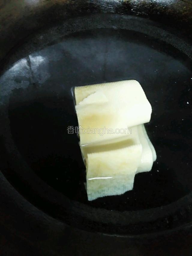 开水焯豆皮，捞出备用，口感更柔嫩。
