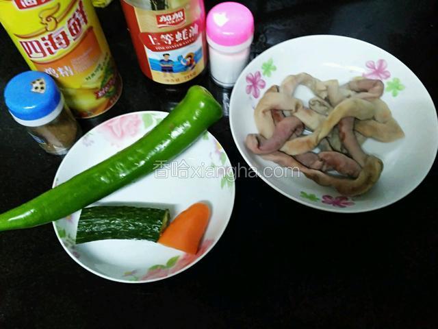准备材料
小肠煮熟的。