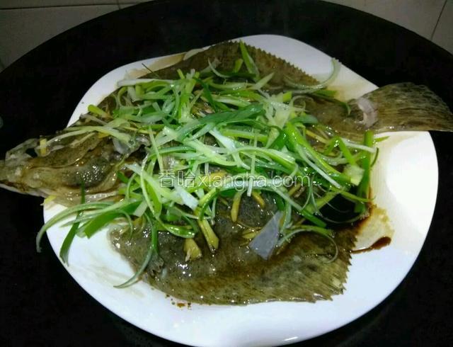 这样清蒸多宝鱼就弄好了
