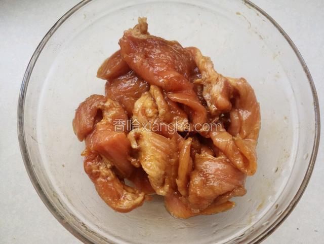 加盐 老抽 鸡精 胡椒粉 料酒 白糖 橄榄油  腌制半小时入味