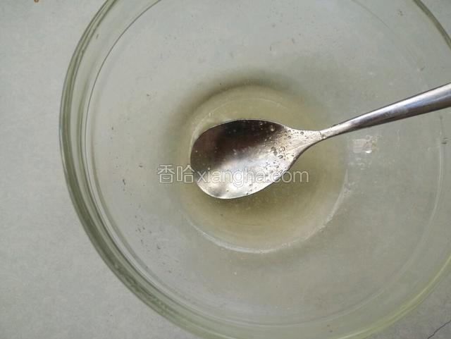 小碗备少量蜂蜜待用