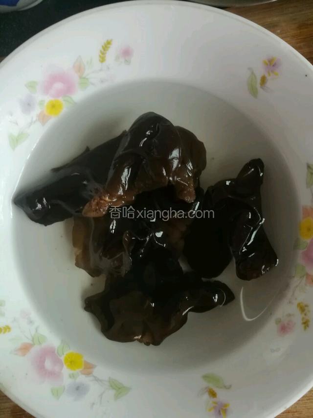 木耳提前泡发，煮一下撕碎。（因为炒木耳时油会爆炸，先煮熟炒起来就快些，也避免爆油）