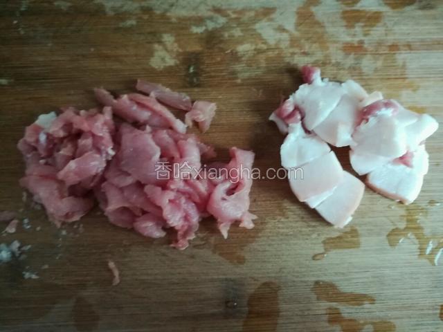 猪肉切薄片，肥瘦分开。