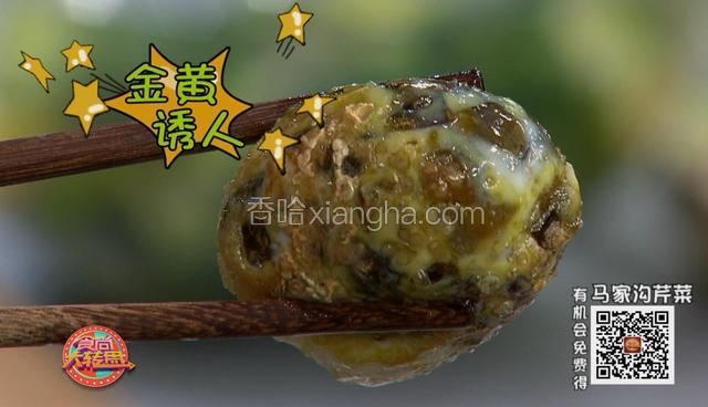 拿出来后，将蛋壳剥去锅内，放入少量的油，将剥出来的鸳鸯蛋入锅煎至金黄即可