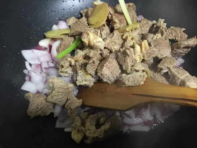 洋葱爆出香味后放入待用的牛肉，炒匀