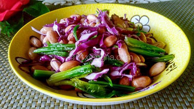 全部食材入大盘，热油浇入葱丝爆一下，入耗油，糖，盐芥末油，藤椒油拌均即可。