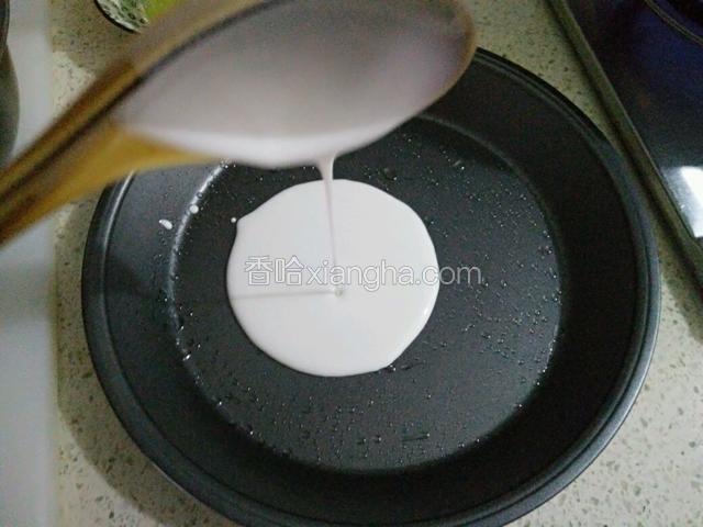 用饭勺舀一勺调好的面浆。
