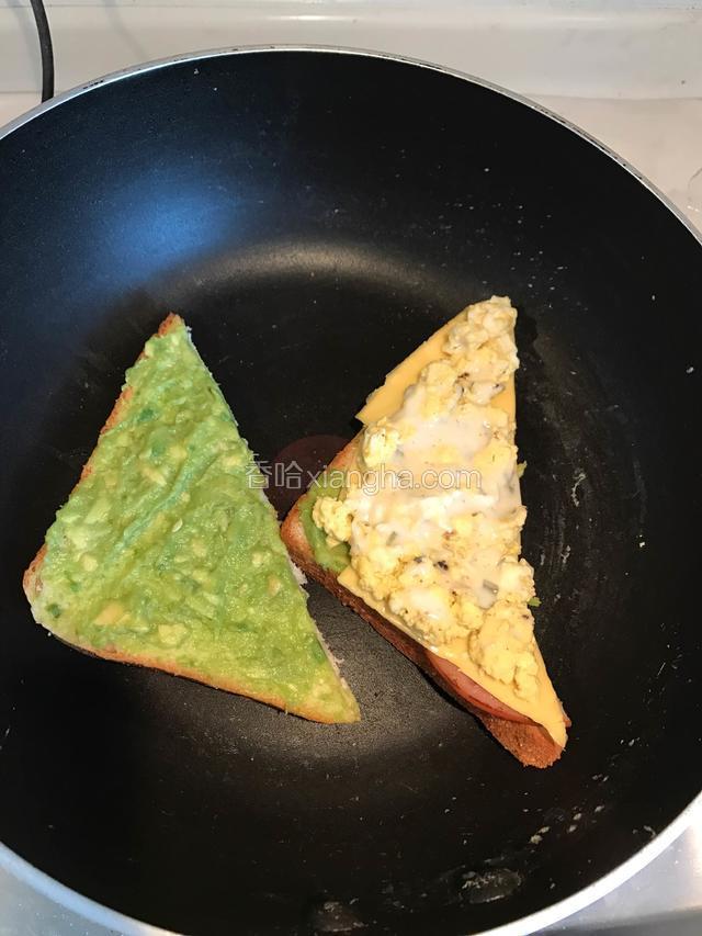中间切开，用小火煎制下，不放油