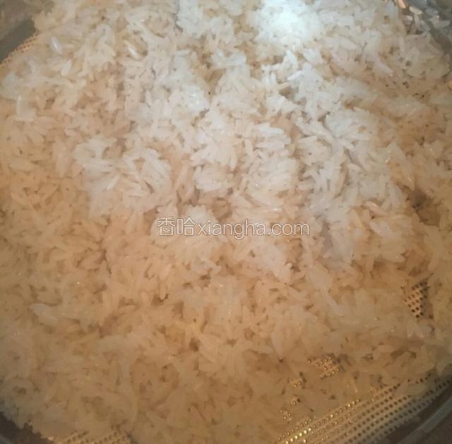将糯米淘洗干净后，浸泡4至5小时；
沥去水分，上笼用旺火蒸熟；