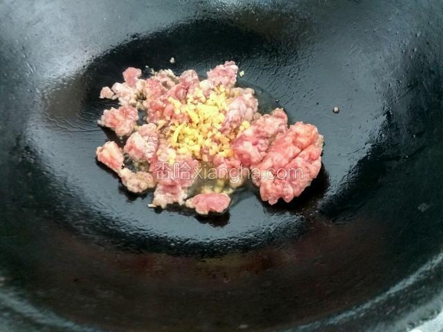 炒锅放油，油热后放入肉馅，翻炒。放姜末，一点盐，酱油。将肉馅炒散。