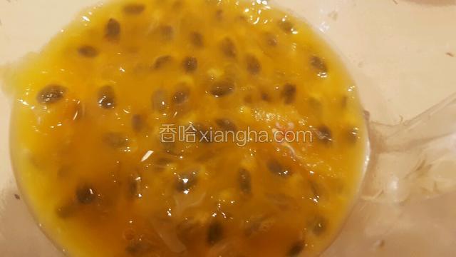 用勺把果肉取出放入杯子中。