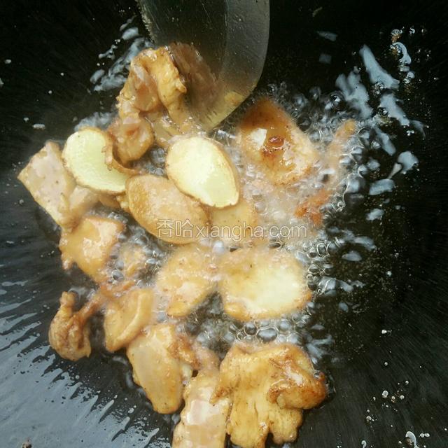 放入肉片煸炒熟