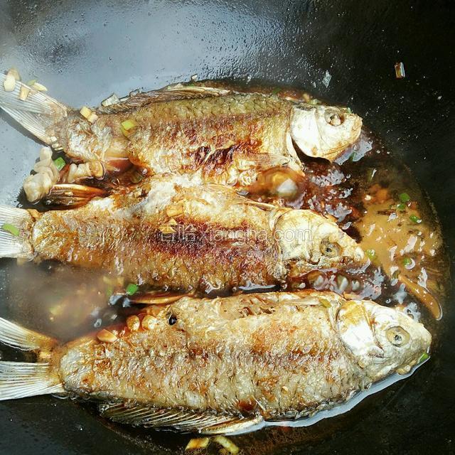 倒入调好的料汁，煮至汤汁变得比较浓稠