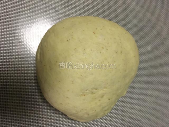 面团醒发完闭，再启动揉面机揉面5分钟排空面团里面的空气，放案上醒面10分钟