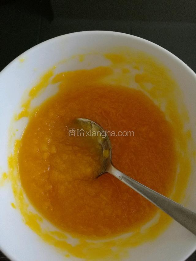 南瓜蒸熟碾成泥，放到南瓜泥还有一点温，把酵母放入化开。