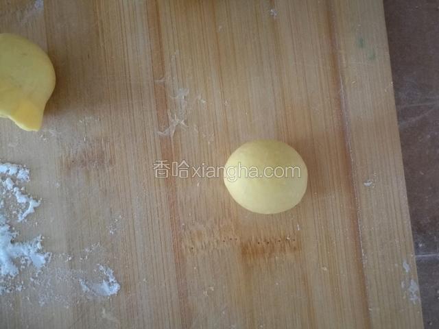 再把小的面团揉成団来做小鸡的头。