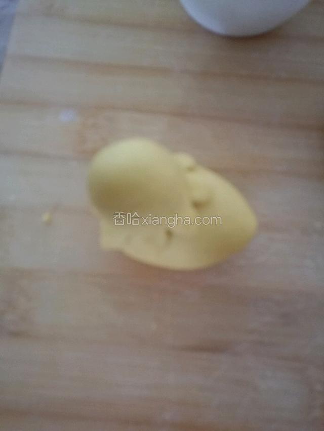 整好型，在头部底下刷点水，粘在小鸡的身子上。