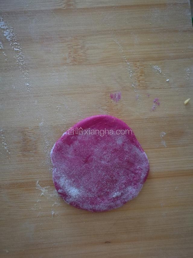 用一小块紫菜头汁发面团擀成片。