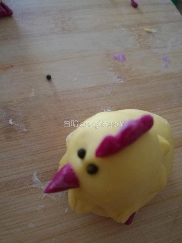 再用黑色的小豆子把眼睛粘好。