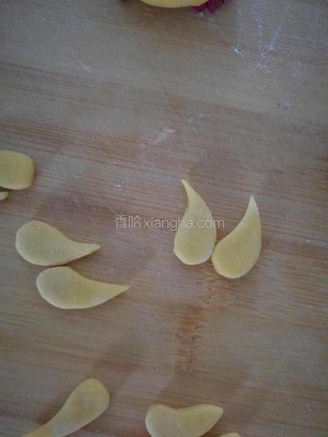 再用一块南瓜泥面团擀成片，剪成翅膀。