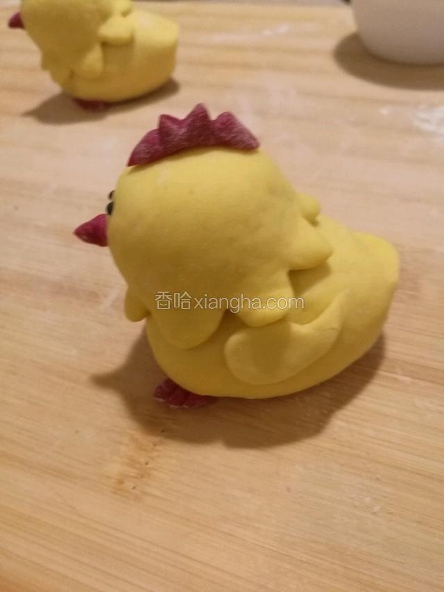 把翅膀粘好。