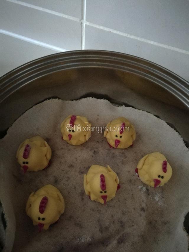 放在蒸锅里中小火，水开蒸6分钟。